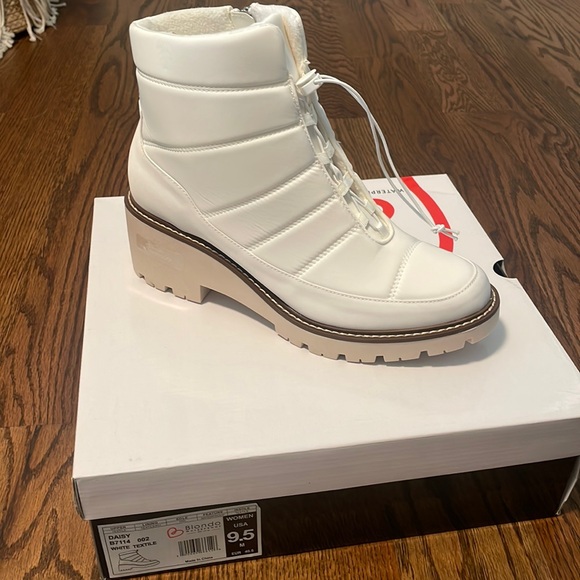 Daisy Blondo White Booties - Picture 1 of 4